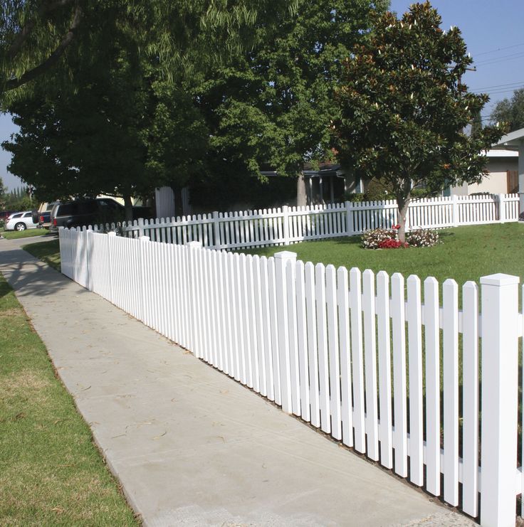Buy traditional vinyl fencing – Connect with Duramax for a custom-made fence_